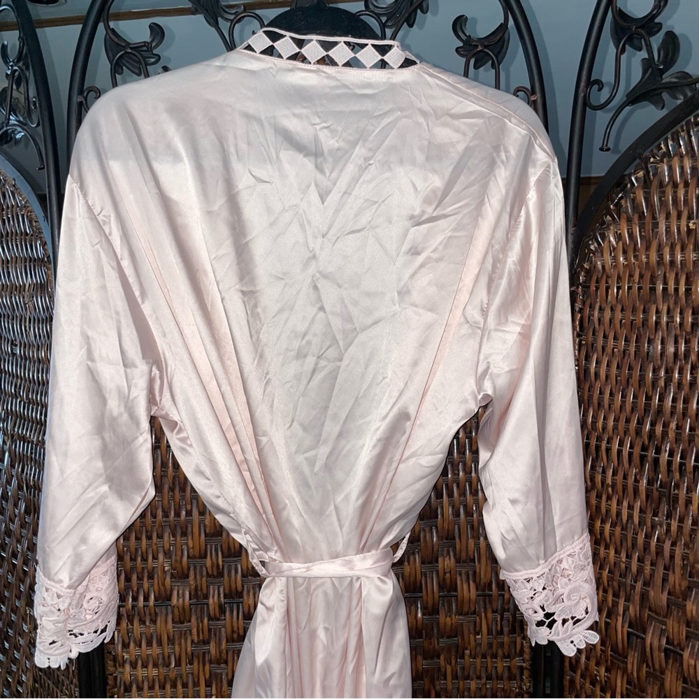 Pink faux silk and lace robe - Picture 3 of 9